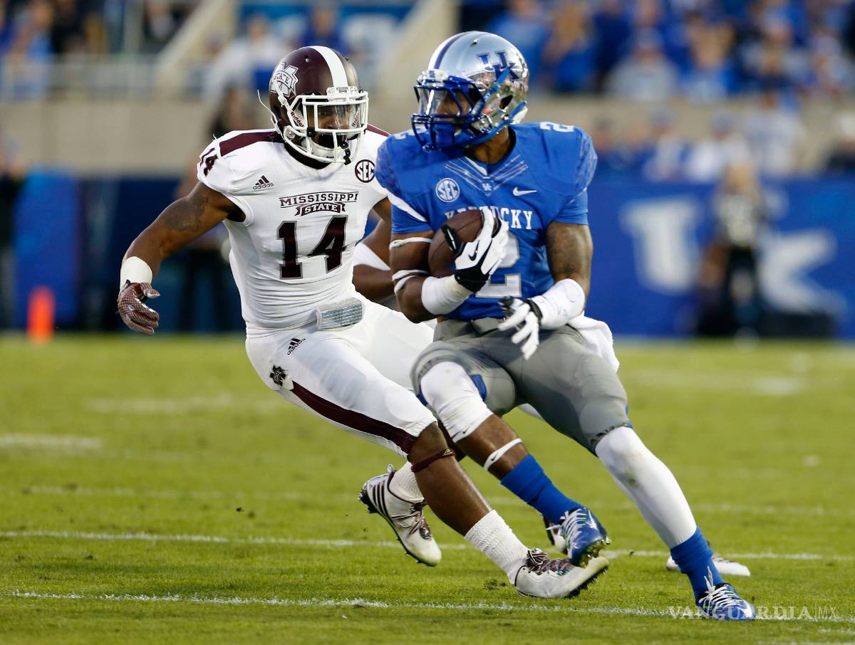 $!Multan a elementos de equipo de futbol americano en Estados Unidos por jugar con los Foo Fighters