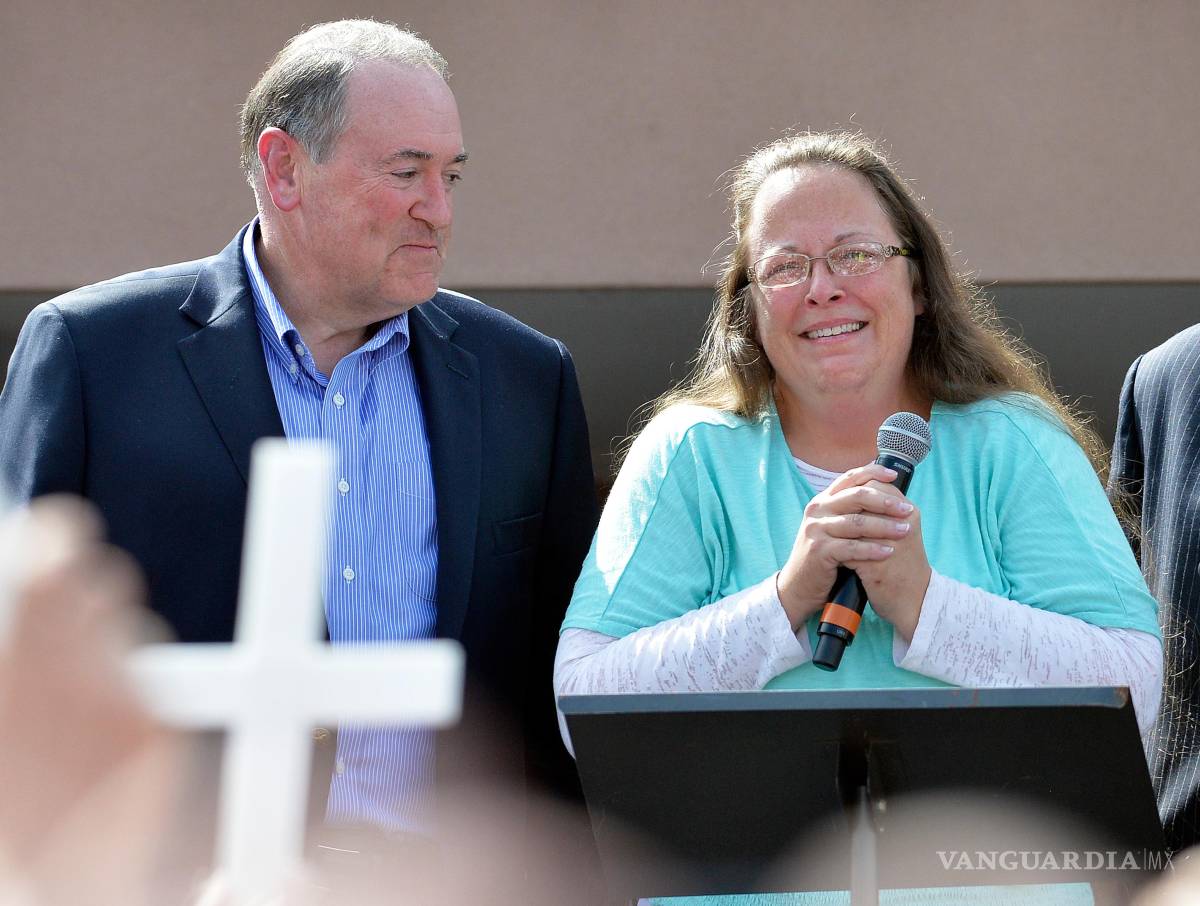 $!Kim Davis, con el candidato presidencial republicano Mike Huckabee, después de ser liberada del Centro de Detención del Condado de Carter en 2015.