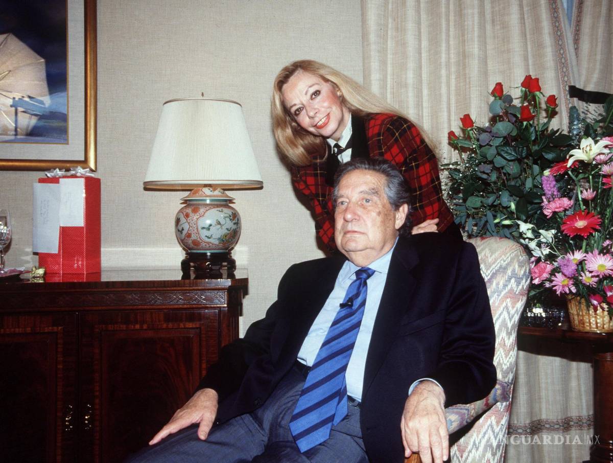 $!Octavio Paz y su mujer María José Paz el 11 de octubre de 1990, en Nueva York, día que comunican al escritor que es el ganador del Premio Nobel de literatura.