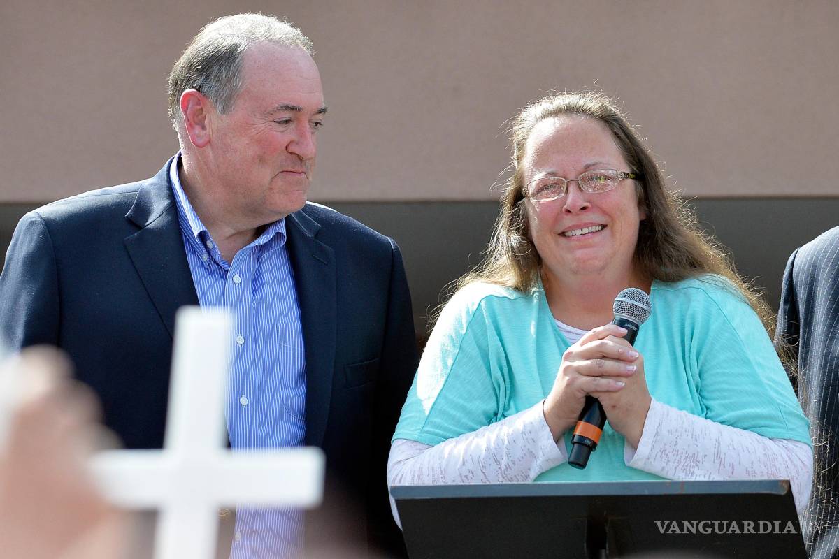 $!Kim Davis, con el candidato presidencial republicano Mike Huckabee, después de ser liberada del Centro de Detención del Condado de Carter en 2015.