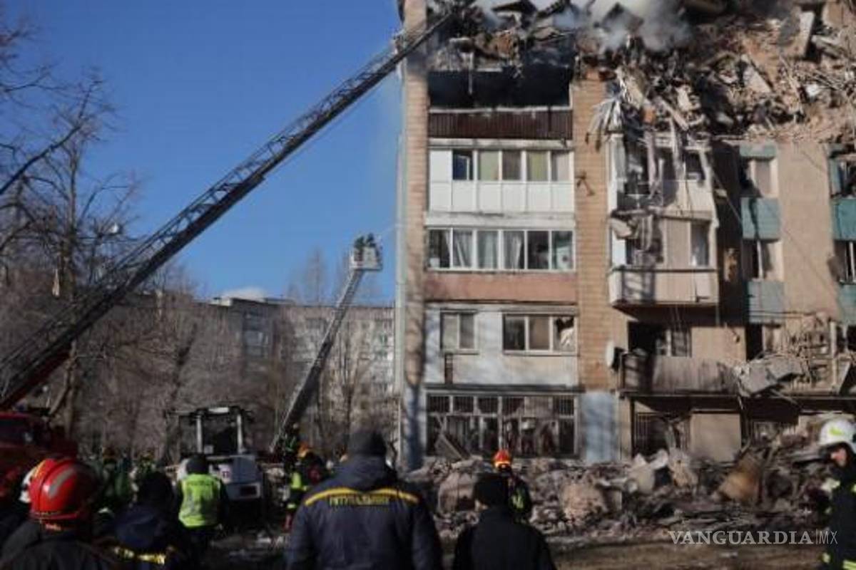 Intenso ataque ruso contra un edificio civil en el oeste de Ucrania deja al menos 25 muertos