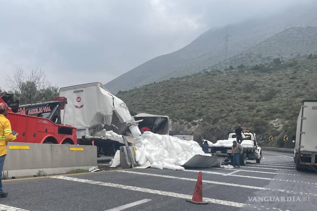 Queda prensado trailero en carretera Parras-Paila