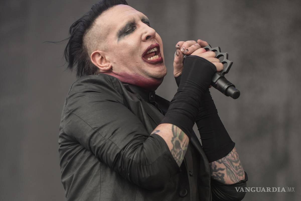 Marilyn Manson se cae en concierto en México