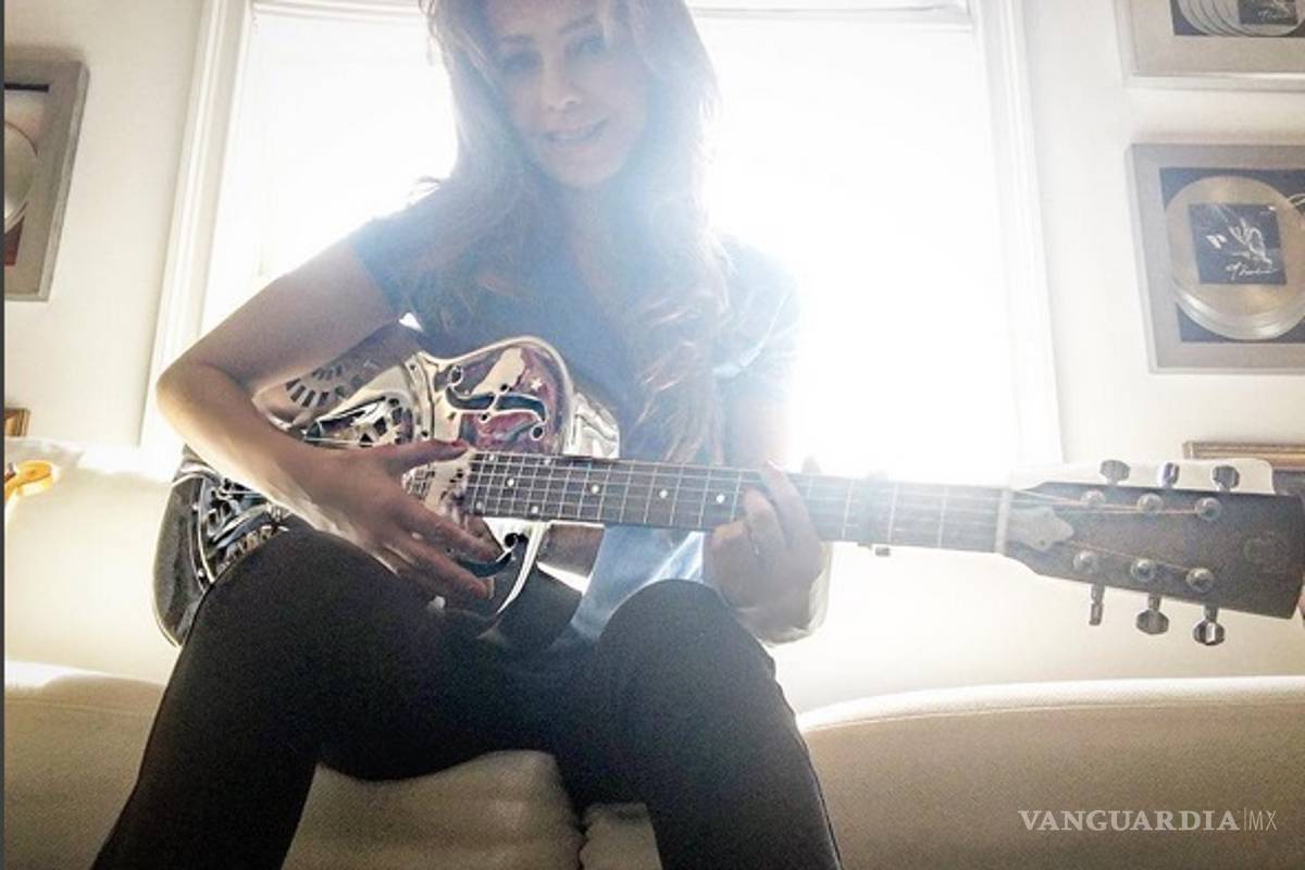 Thalía aprende a tocar guitarra con “Amore Mio”