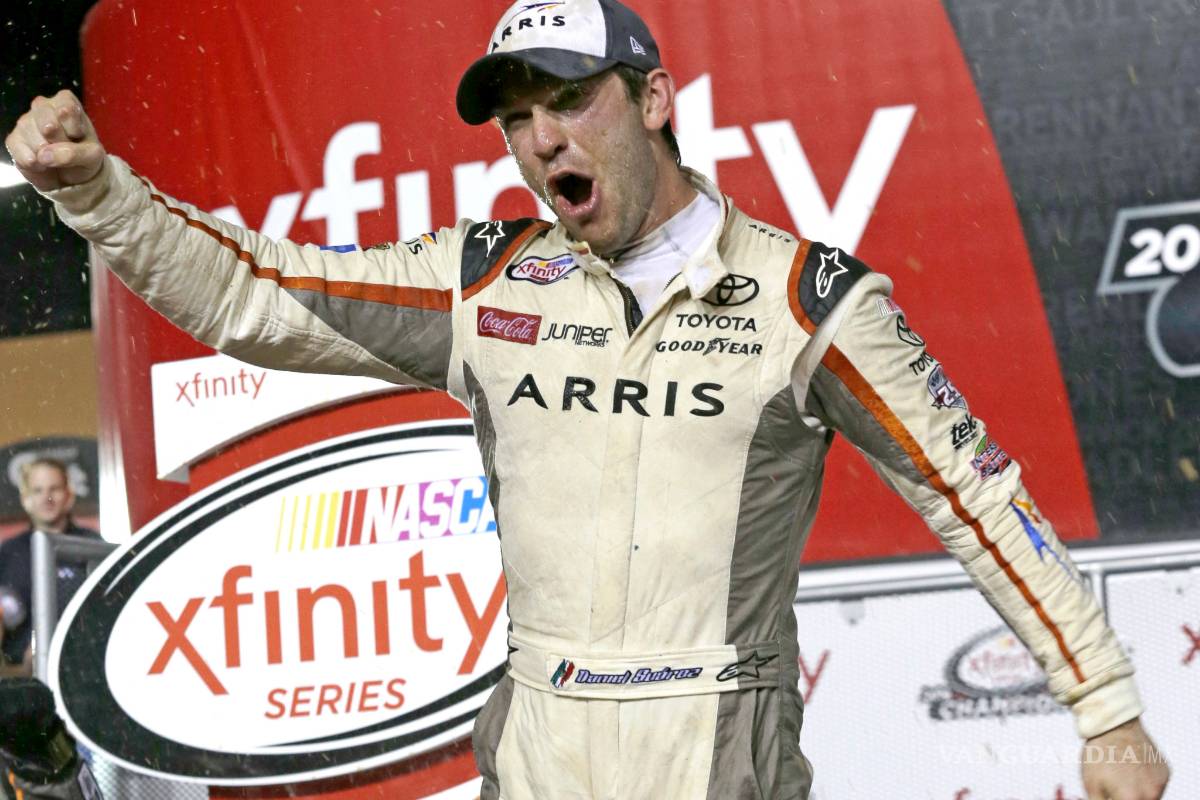 ¡Histórico! El piloto mexicano Daniel Suárez es campeón de NASCAR