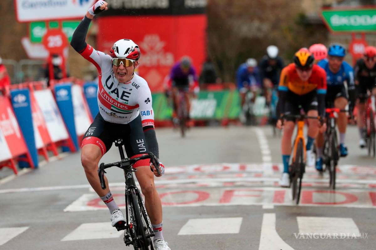 Jasper Philipsen muestra su poder y se impone luego de 230 kilómetros de viento y lluvia