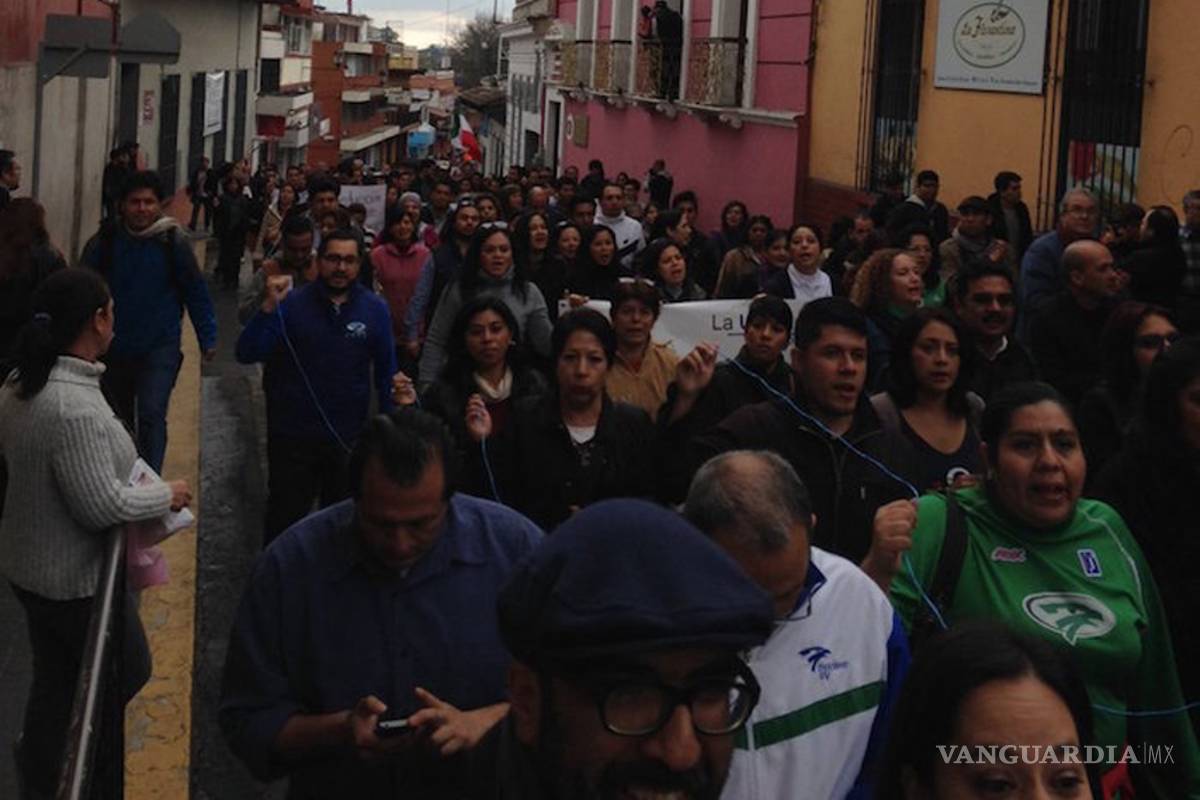 Periodistas se unen a protestas en Xalapa; marchan junto a universitarios y académicos de la UV