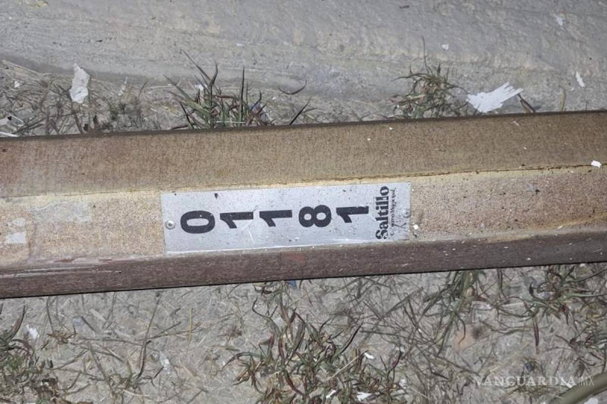 $!La luminaria quedó completamente derribada tras el impacto del vehículo.