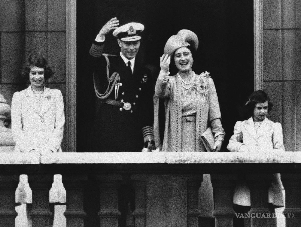 $!EL rey Jorge VI y la reina Isabel con sus hijas la princesa Isabel (i) y la princesa Margarita (d) en Londres el 22 de junio de 1939.