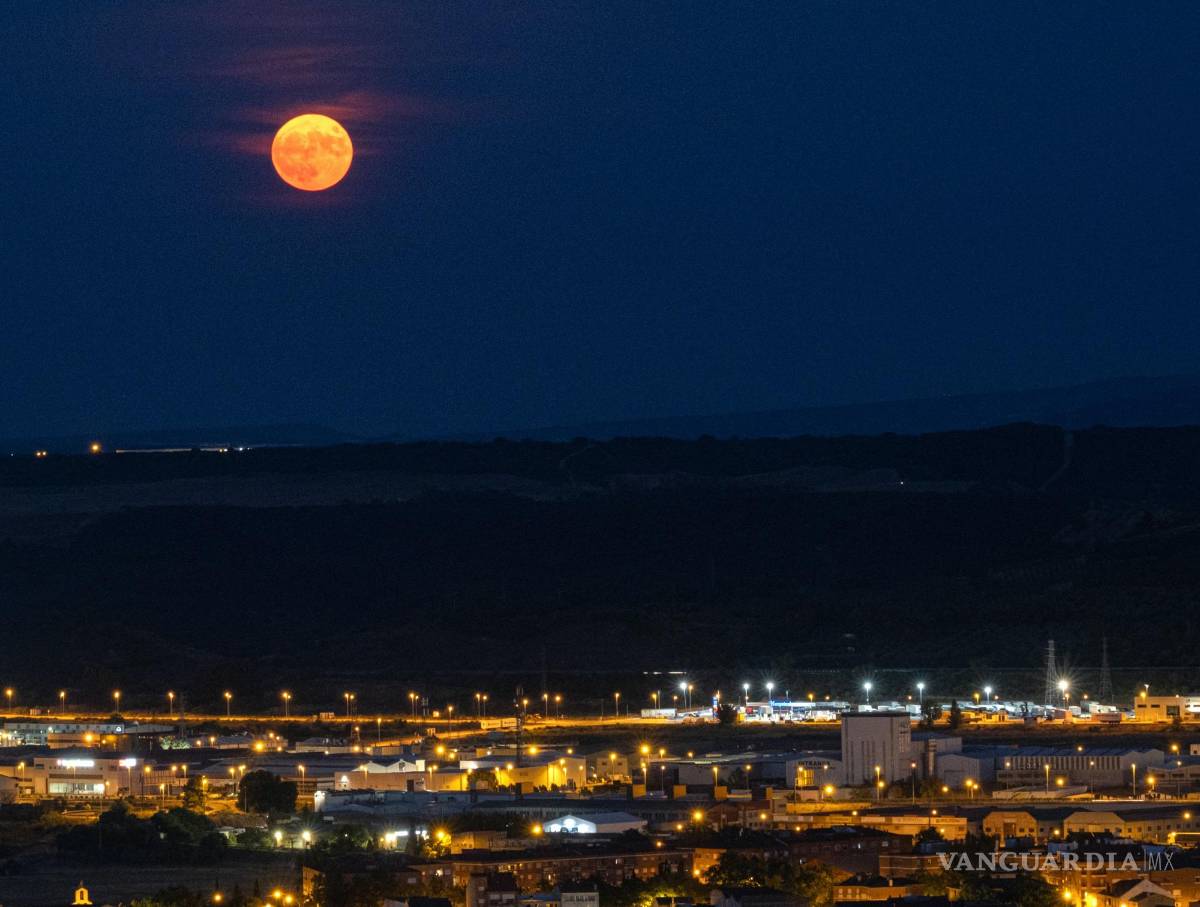 $!Superluna vista este jueves desde Logroño. La luna llena de julio llamada también Superluna de ciervo.