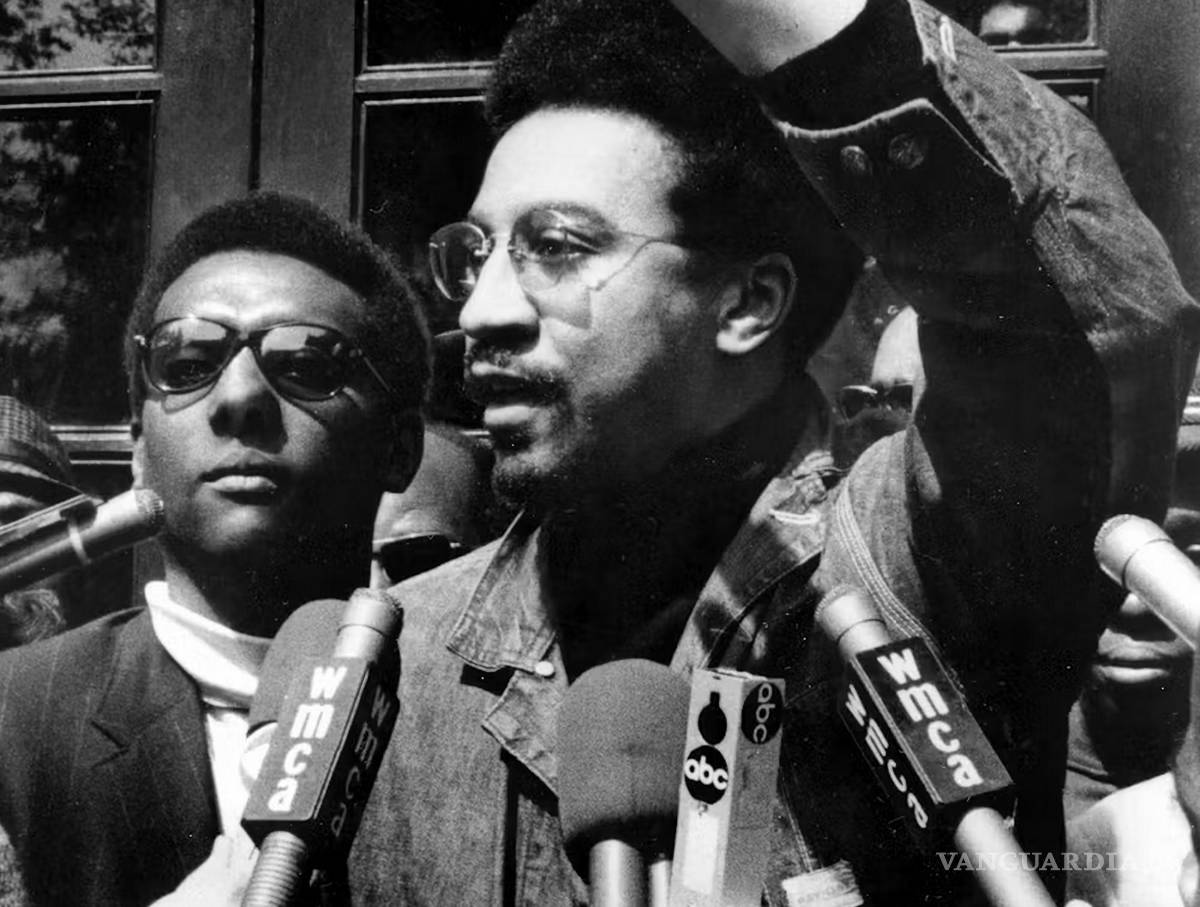 $!El militante del poder negro H. Rap Brown y Stokely Carmichael (d) en una protesta en la Universidad de Columbia en la ciudad de Nueva York el 26 de abril de 1968.