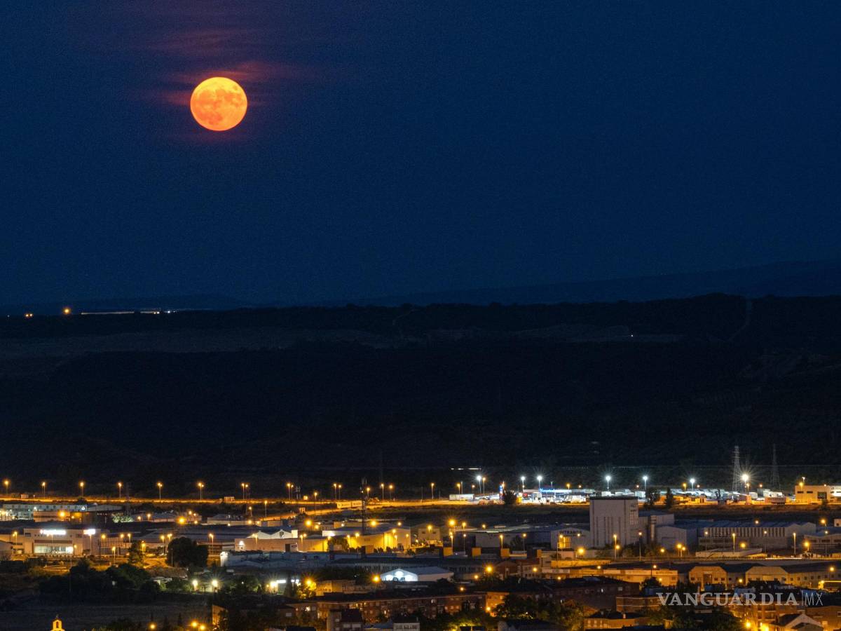 $!Superluna vista este jueves desde Logroño. La luna llena de julio llamada también Superluna de ciervo.