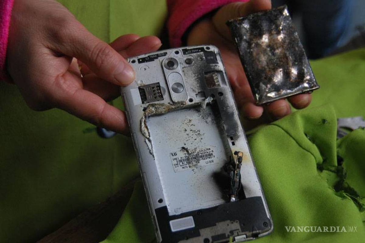 Niño muere electrocutado mientras jugaba con su celular conectado