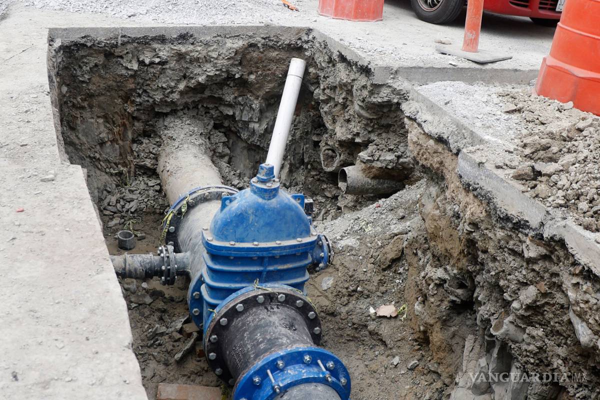 Abren gigantesco pozo en calle recién pavimentada de Saltillo
