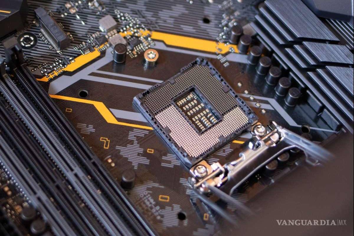 ‘Desabasto de chips se alargaría más por cierre de puertos en China’; expertos proyectan hasta 2025