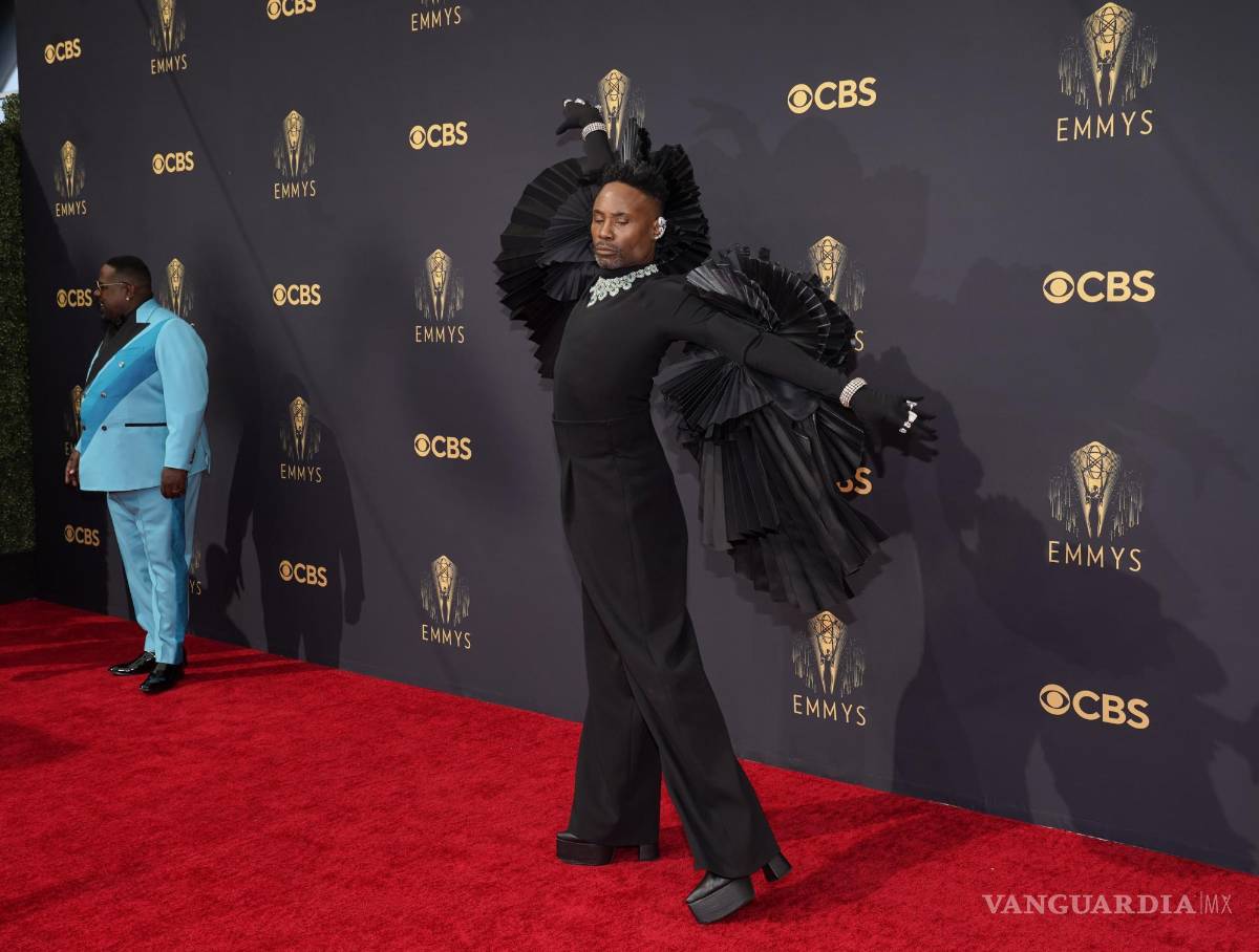 $!Cedric the Entertainer, a la izquierda, y Billy Porter llegan a la 73 entrega anual de los Premios Emmy en Los Ángeles.