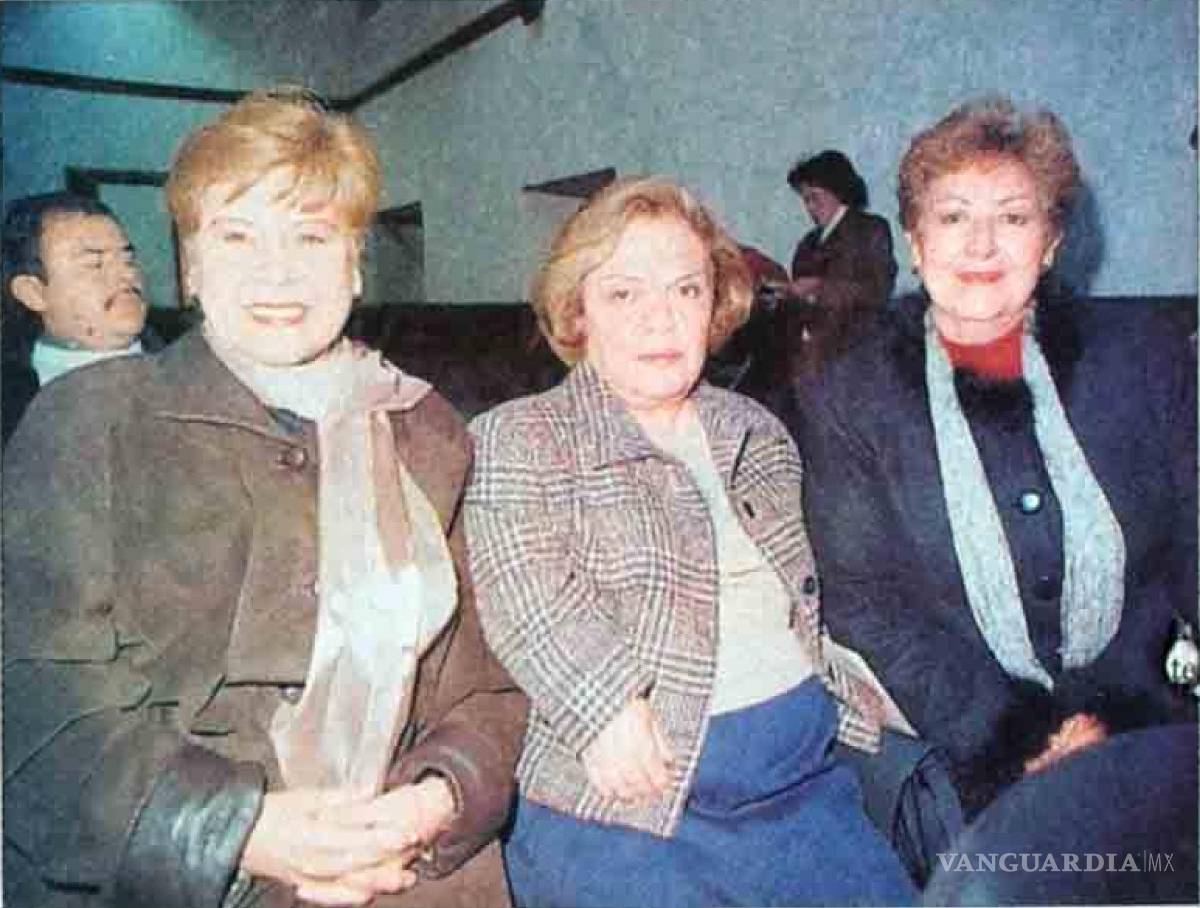 $!Silvia Mohamar Abugaber (al centro), durante una cena en honor al Nuncio Apostólico Giuseppe Bertello, celebrada en 2002 en la Casa Parroquial de la Catedral de Saltillo.
