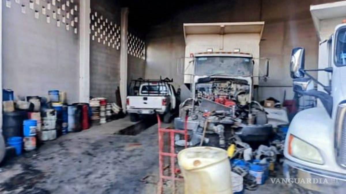 Fiscalía catea taller, tras incendio que calcinó más de 20 autos y dejó tres heridos, en Nuevo León