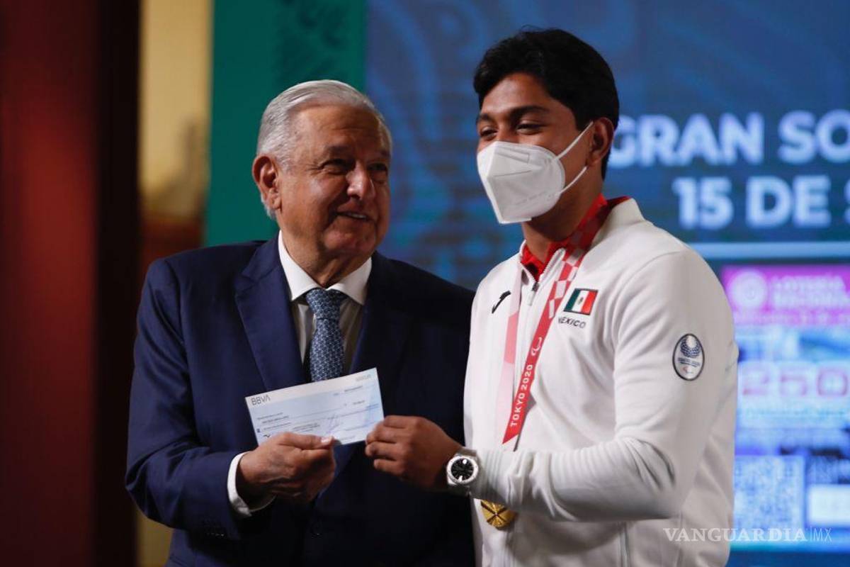 ¿Cuánto dinero entregó AMLO a los medallistas de Tokio 2020?