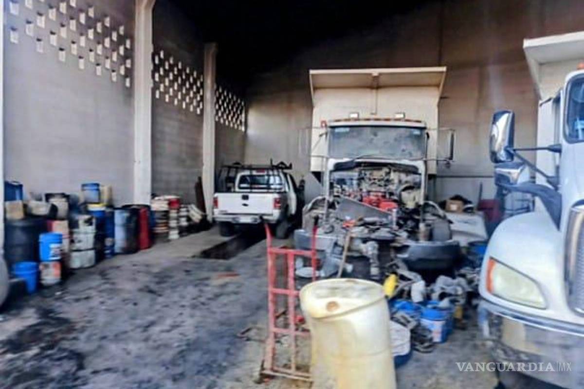 Fiscalía catea taller, tras incendio que calcinó más de 20 autos y dejó tres heridos, en Nuevo León