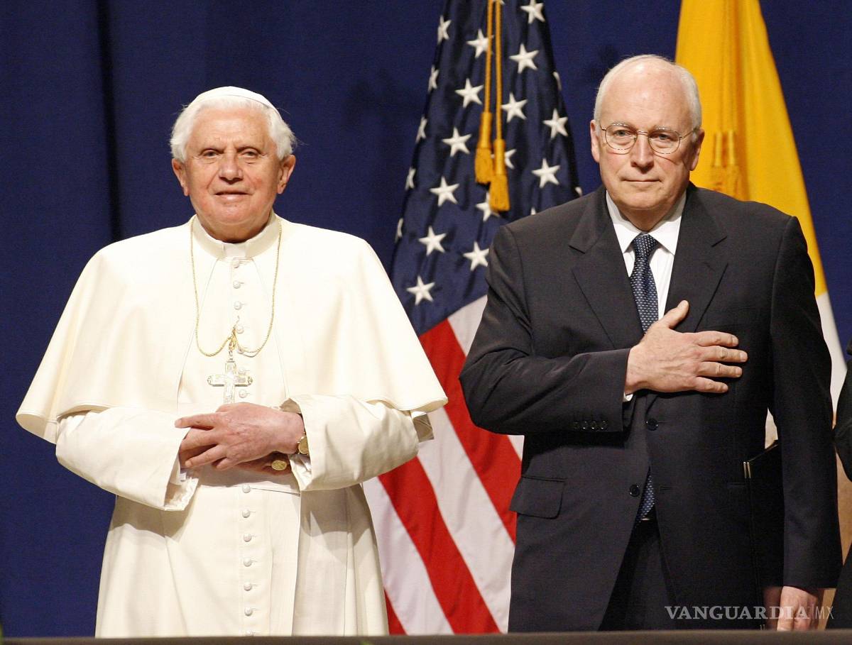 $!El Papa Benedicto XVI y el Vicepresidente Dick Cheney se ponen de pie para escuchar el himno nacional de EU en el Aeropuerto Internacional John F. Kennedy de Nueva York el domingo 20 de abril de 2008.