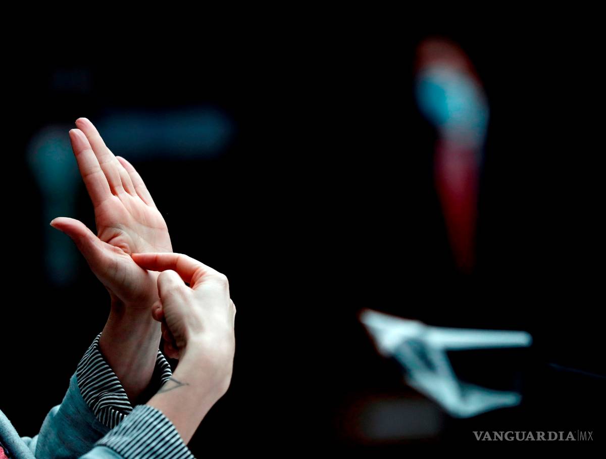 $!Con estos guantes las personas sordas podrán ponerle voz a su lenguaje de señas