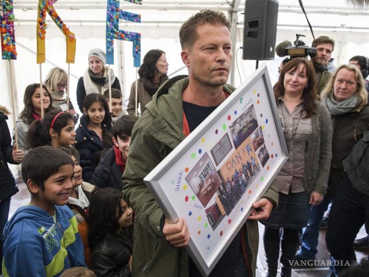 $!Til Schweiger inaugura guardería para refugiados en Alemania