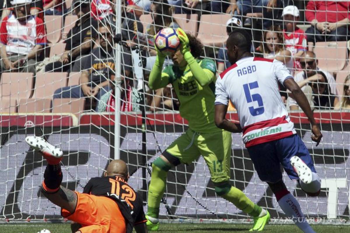 Guillermo Ochoa se queda sin técnico
