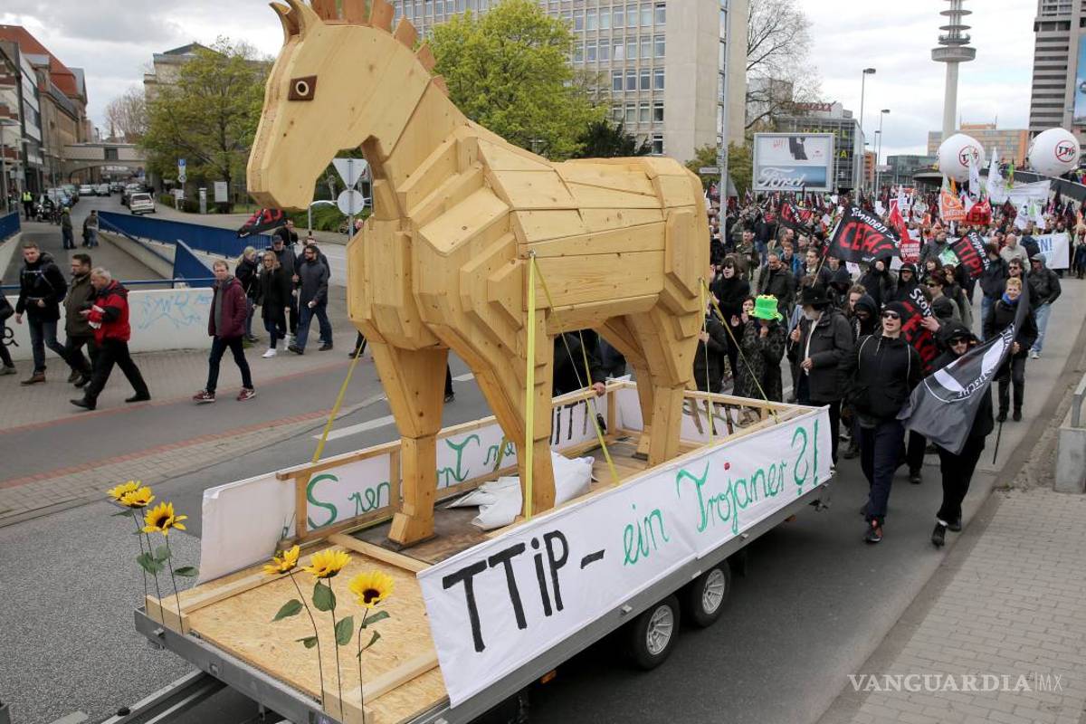 Protestan miles de alemanes contra el tratado de libre comercio ante la llegada de Obama