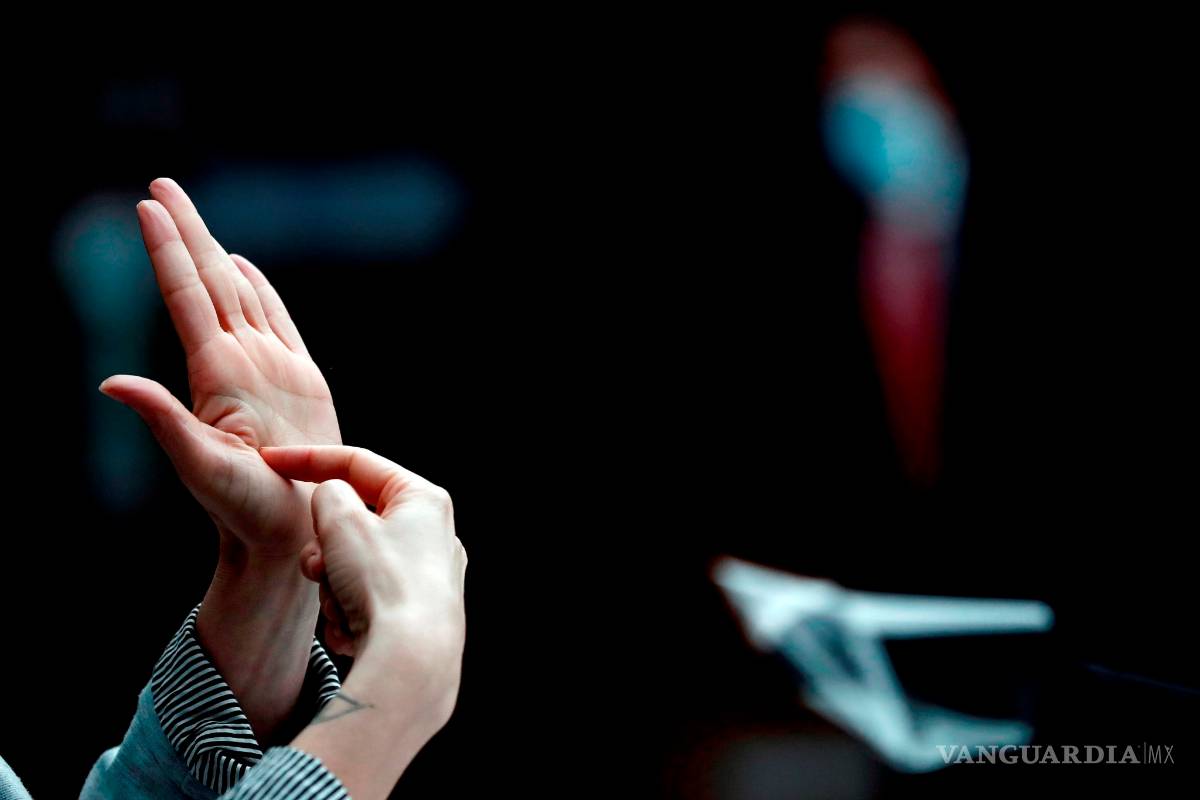 $!Con estos guantes las personas sordas podrán ponerle voz a su lenguaje de señas