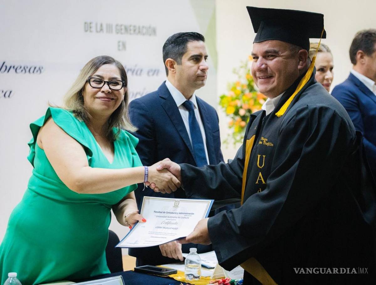 $!Actualmente, otros 20 elementos continúan cursando carreras universitarias en línea, demostrando el impulso del municipio hacia la capacitación continua del personal.