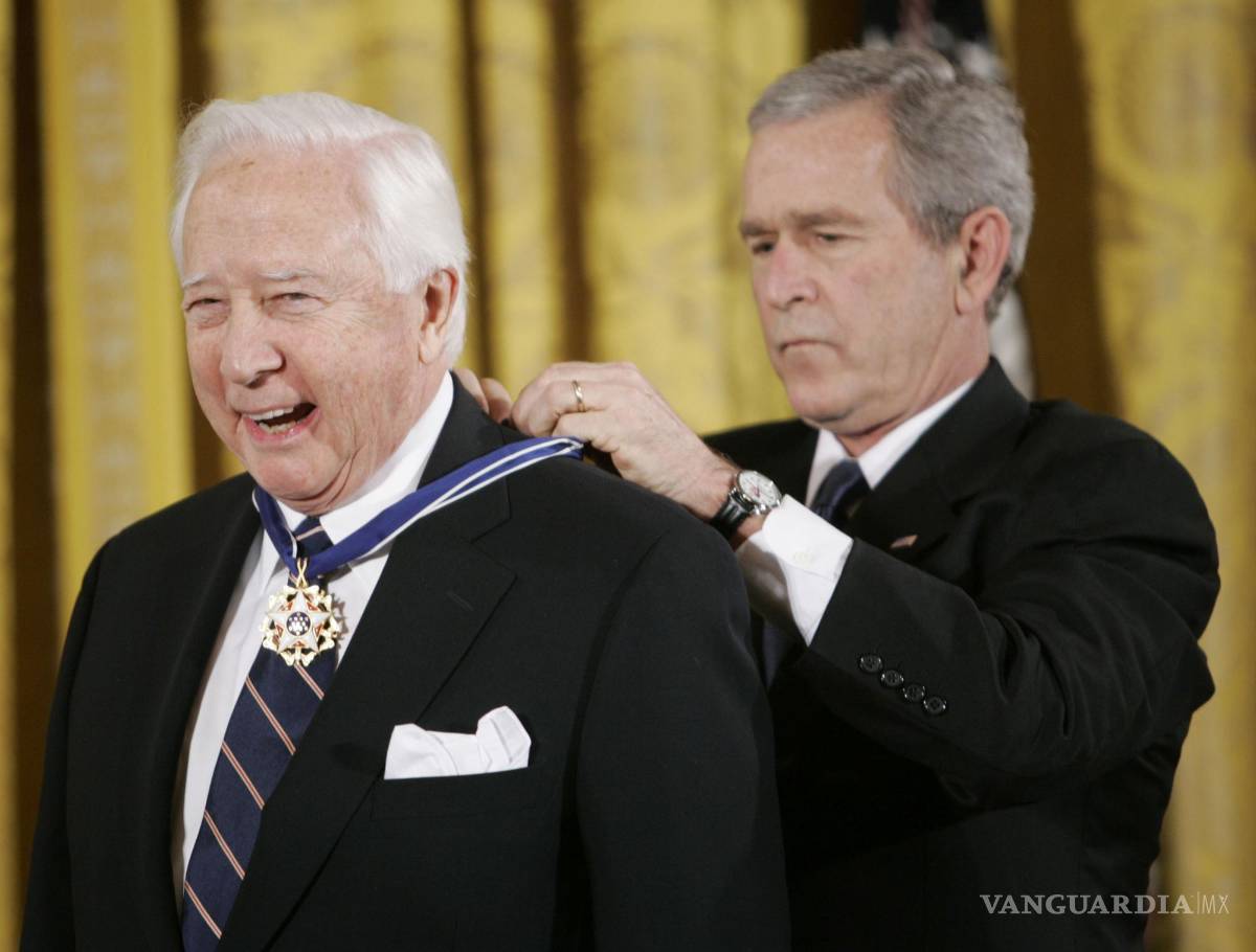 $!El presidente George W. Bush otorga la Medalla Presidencial de la Libertad a David McCullough en Washington, el 15 de diciembre de 2006.