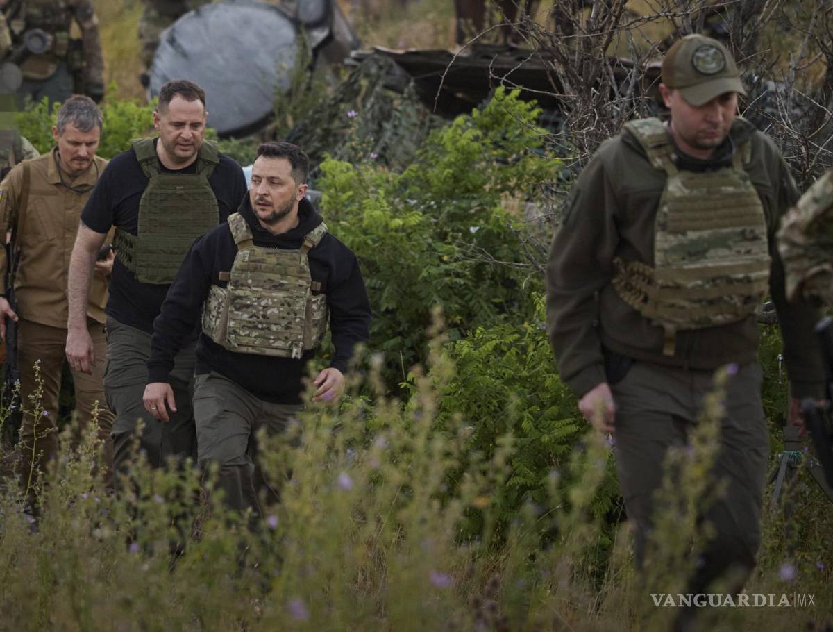 $!El presidente ucraniano Volodímir Zelenski (centro) visitando la isla Zmiinyi (isla de la serpiente) en el Mar Negro, no lejos de Odesa, Ucrania.