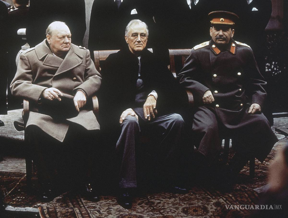$!El primer ministro británico Winston Churchill, el presidente Franklin Roosevelt y el líder soviético Josef Stalin en el patio del Palacio de Livadia, en Yalta, Crimea.