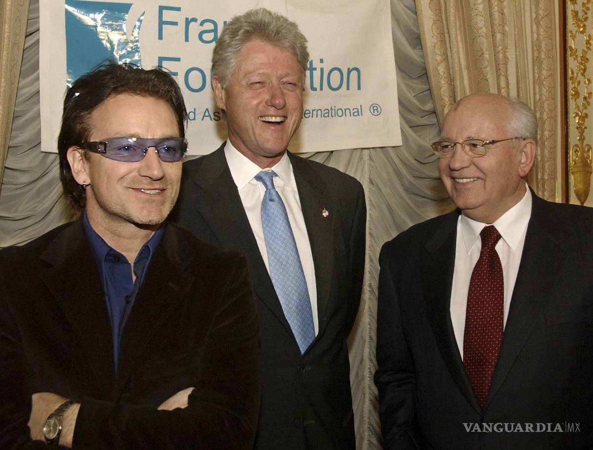 $!El expresidente estadounidense Bill Clinton, el expresidente soviético Mikhail Gorbachev y Bono en la Embajada de Rusia en Nueva York el 10 de marzo de 2002.