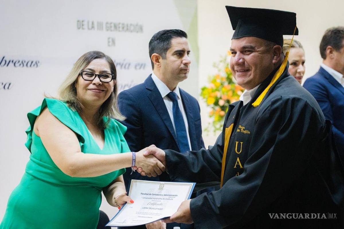$!Actualmente, otros 20 elementos continúan cursando carreras universitarias en línea, demostrando el impulso del municipio hacia la capacitación continua del personal.