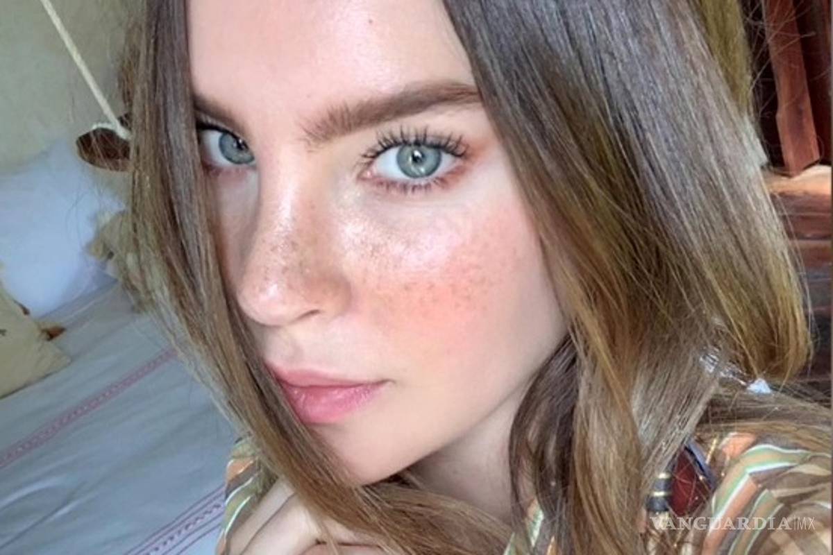 Belinda muestra su trabajada anatomía en vestido estilo lencería