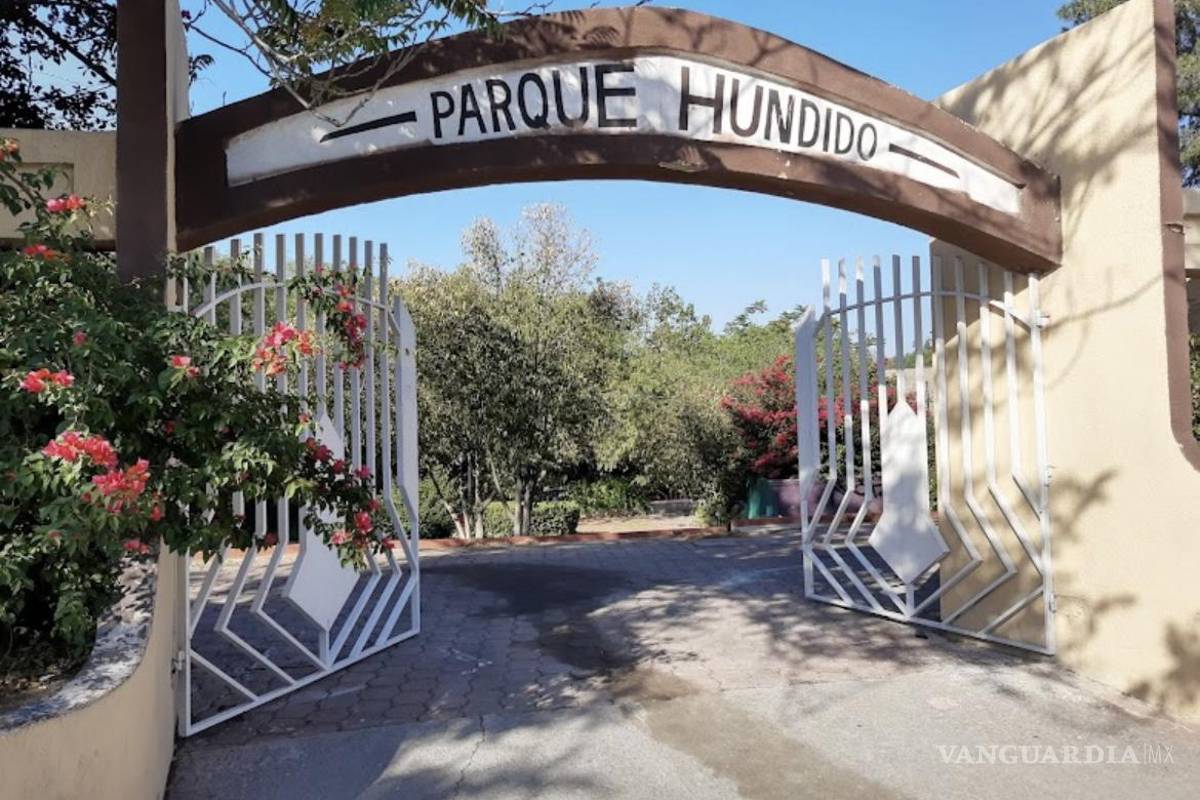 Saltillo: mujer atrae a joven al parque para asaltarlo; casi lo dejan hasta sin camisa