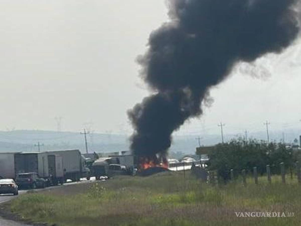 $!La unidad se volcó e incendio, resultando una persona lesionada, la cual no ha sido identificada hasta el momento