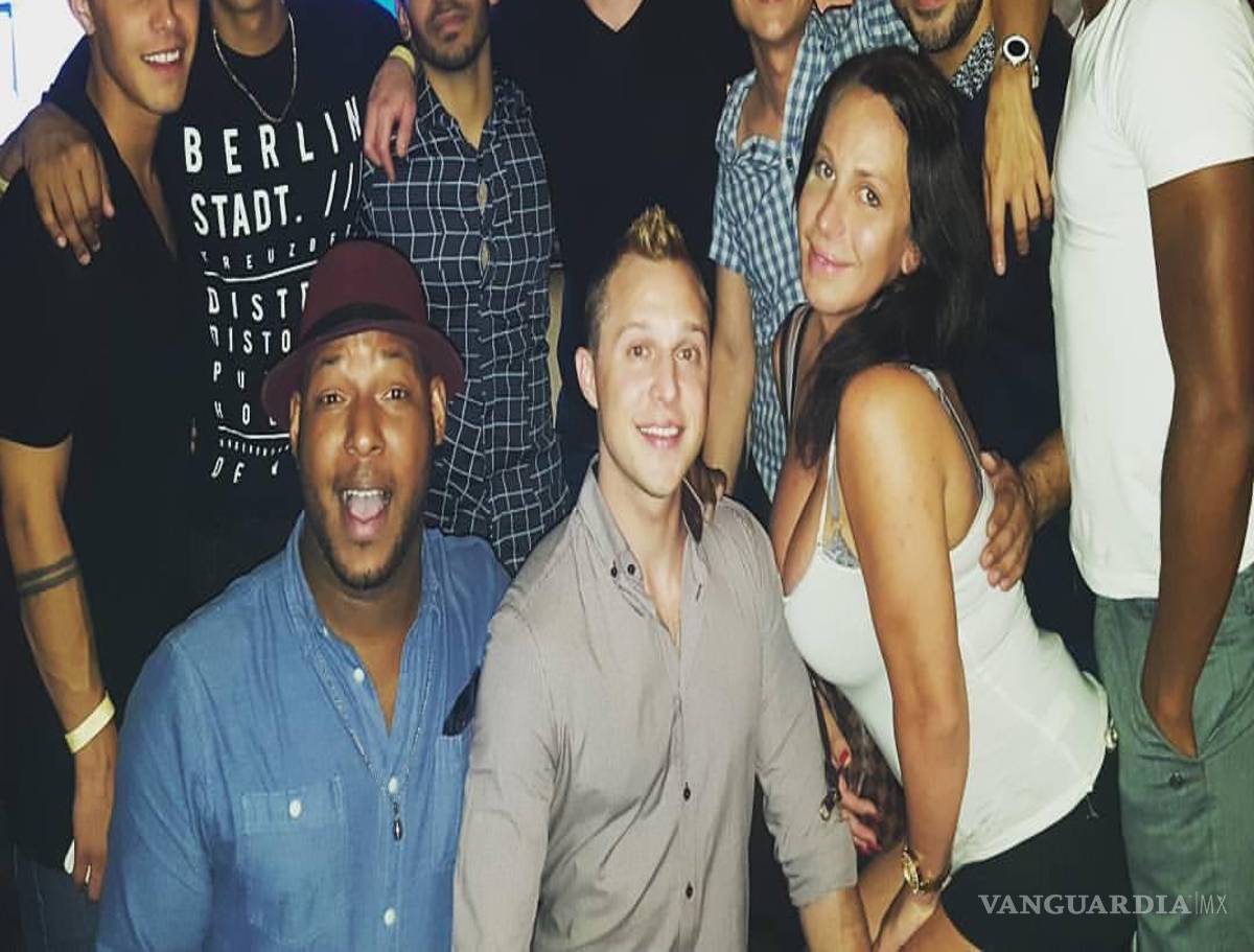 $!El director de estrategia de comunicaciones, Brandon Wolf, con sus amigos en el interior de la discoteca Pulse en Orlando, Florida.