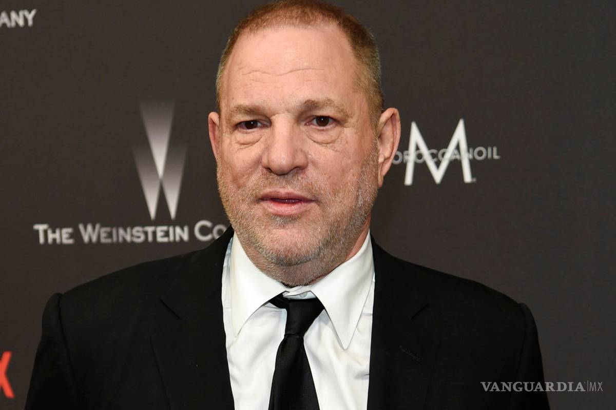 Video muestra a Weinstein acariciando a mujer durante junta