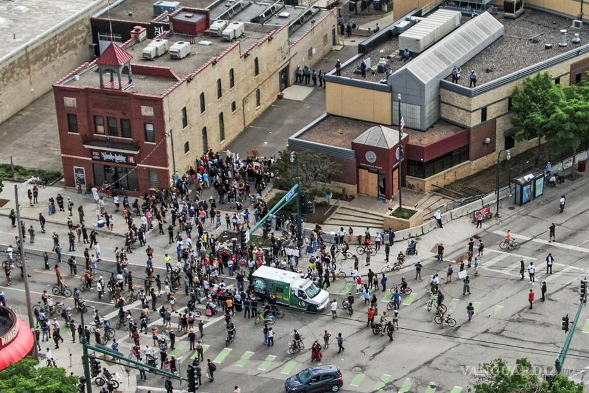 $!Violentas protestas y saqueos en Minneapolis por la muerte de George Floyd por abuso policial (fotos)