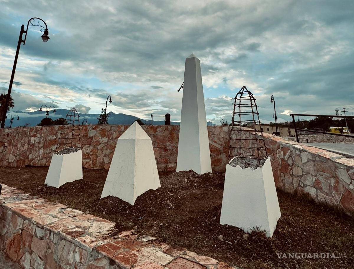 Un pedazo de la frontera en Saltillo: Instala artista Carlos Vielma escultura en plaza Coahuila