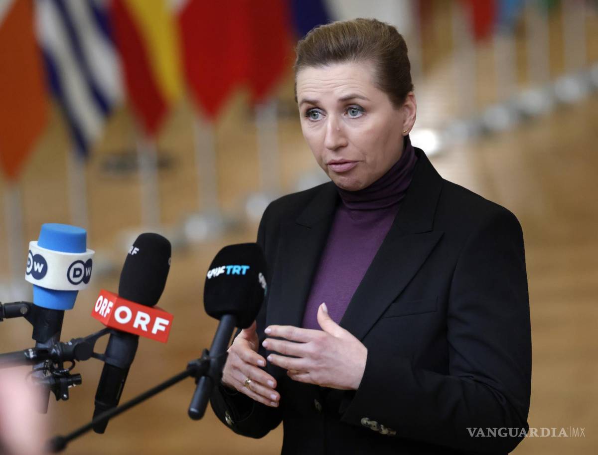 $!La primera ministra de Dinamarca, Mette Frederiksen, llega a una reunión informal de los miembros del Consejo Europeo en Bruselas, Bélgica.