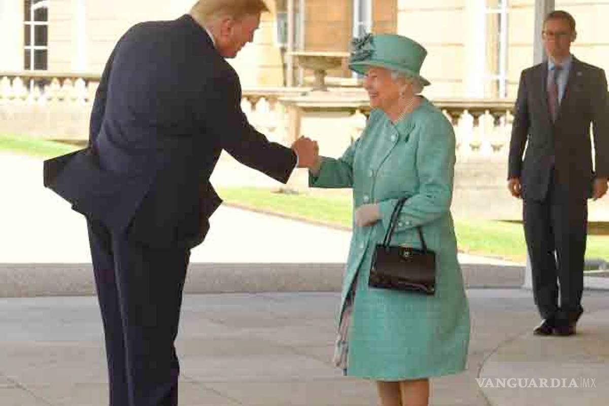 El inexplicable saludo de Trump a la reina de Inglaterra
