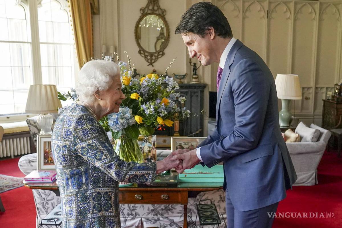 Reina Isabel recibe en persona a Justin Trudeau tras recuperarse de COVID-19