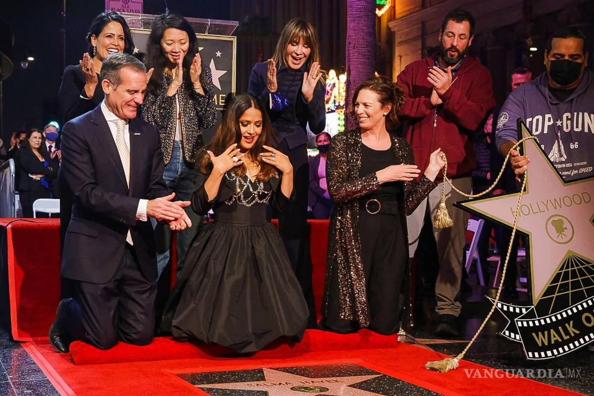 $!Eric Garcetti, Chloe Zhao, Adam Sandler y sus amigos ven cómo la actriz Salma Hayek (c) recibe su estrella en el Paseo de la Fama de Hollywood en Hollywood (EU). EFE/Phillip Kim
