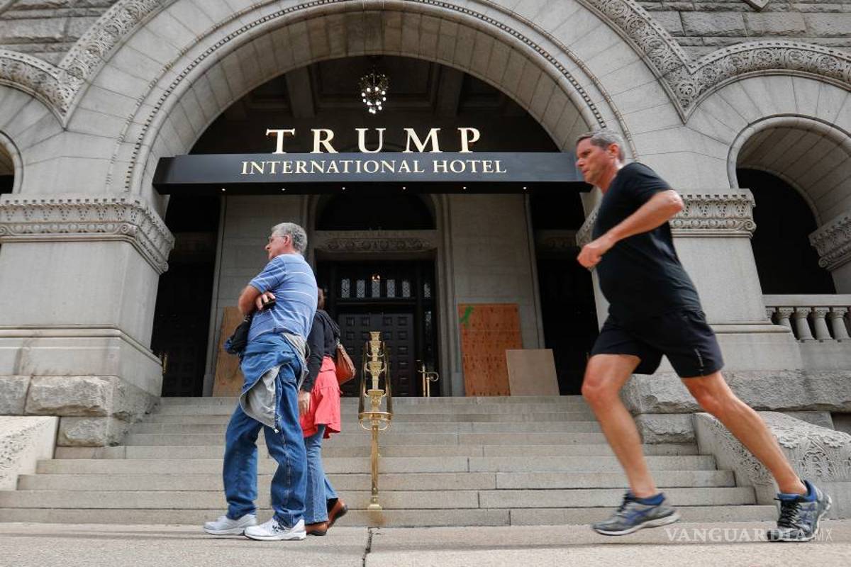 Pintan graffiti de “Black Lives Matter” en fachada del hotel de Trump