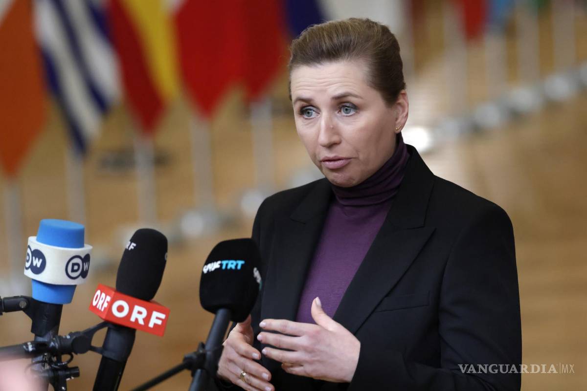 $!La primera ministra de Dinamarca, Mette Frederiksen, llega a una reunión informal de los miembros del Consejo Europeo en Bruselas, Bélgica.