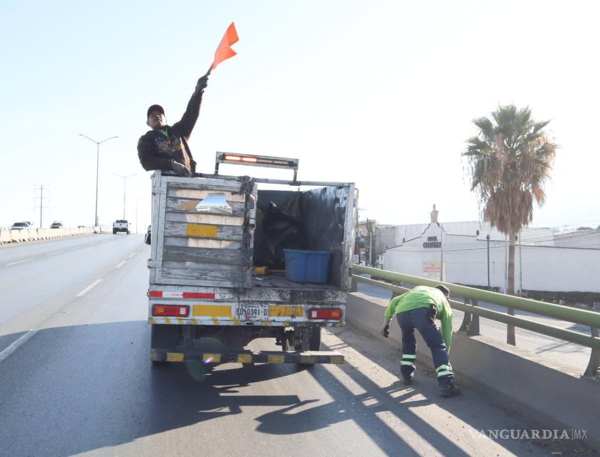 $!El Gobierno de Saltillo reforzó la rehabilitación del alumbrado público y la limpieza en vialidades como el bulevar Fundadores para mejorar la seguridad vial.